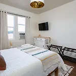Near Hollywood Lovely Studio Sleeps 2