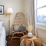 Near Hollywood Lovely Studio Sleeps 2