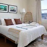 Near Hollywood Lovely Studio Sleeps 2