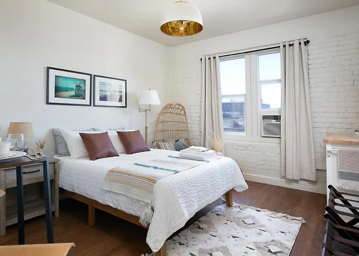 Near Hollywood Lovely Studio Sleeps 2