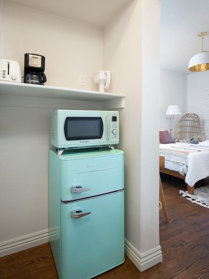 Near Hollywood Lovely Studio Sleeps 2 Hotel