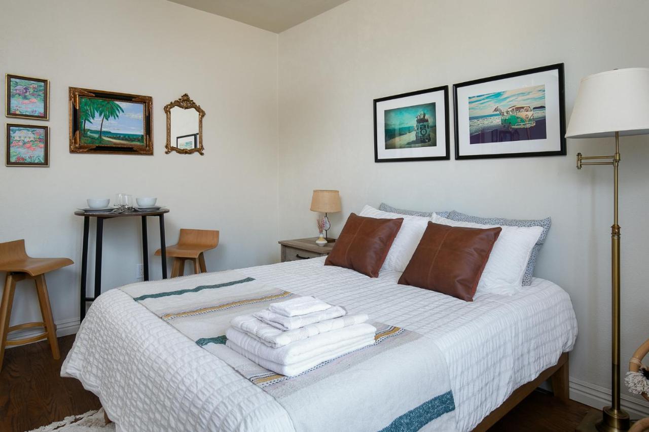 Near Hollywood Lovely Studio Sleeps 2